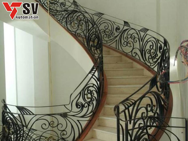Mẫu lan can cầu thang 2D đơn giản với màu đen tạo điểm nhấn cho không gian sống thêm hiện đại