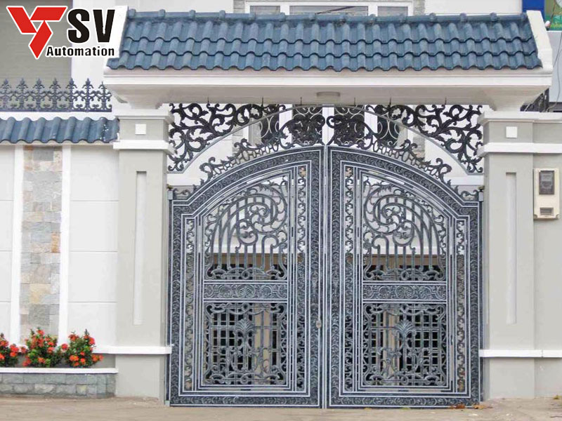 Cửa sắt 3D kim loại được phủ sơn màu xám tro phù hợp với khối kiến trúc hiện đại của ngôi nhà